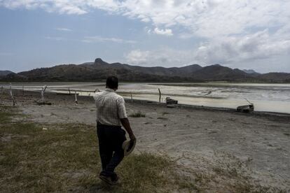 Ermeregildo Martínez é pescador há mais de 20 anos. Ele costumava pescar na lagoa Farallón, uma reserva natural de água doce que alimentava 200 famílias que viviam da pesca. Há oito meses começaram a notar que a queda do nível da água era cada vez mais acentuada até que não sobrou água nem mesmo para cobrir os joelhos dos pescadores.