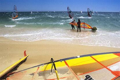 Windsurfistas en Tarifa (Cádiz). Para muchos, es el mejor momento de practicar su deporte preferido, y los cursos a veces son personalizados.