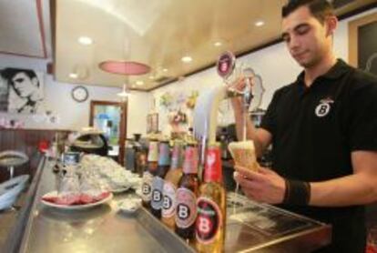 Los locales pueden contar con grifo de la marca y con la gama completa de cervezas en botella. En la imagen, El Front&oacute;n de Tito, en Madrid.