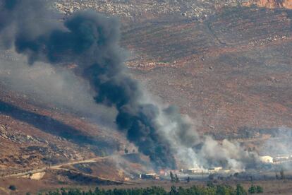 Llamas y humo se elevan tras un ataque aéreo israelí en el valle de Khiam, visto desde la ciudad de Marjayoun, en el sur del Líbano, este martes. 