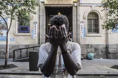 Un usuario de San Antón procedente de Costa de Marfil ante la entrada a la iglesia, en pleno corazón del madrileño barrio de Chueca. El 3 de marzo de 2015, a las diez de la mañana, el padre Ángel abrió por primera vez el templo y, desde entonces, no se ha cerrado. La Fundación Mensajeros de la Paz gestiona la iglesia, que se ha convertido en un centro de acogida abierto 24 horas todo el año para atender a los más vulnerables, independientemente de su religión, cultura u origen. Ofrece apoyo, cobijo, comida, atención médica y hasta conexión wifi a sus feligreses, la mayoría personas sin hogar o en riesgo de exclusión social.