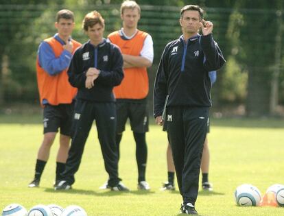 Jose Mourinho durante su primer entrenamiento con el Chelsea. El técnico portugués llegó al equipo británico en junio de 2004.