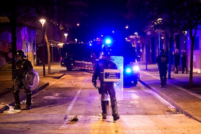 Agentes de los Mossos d´Esquadra, tras los disturbios en Salt (Girona) este martes.