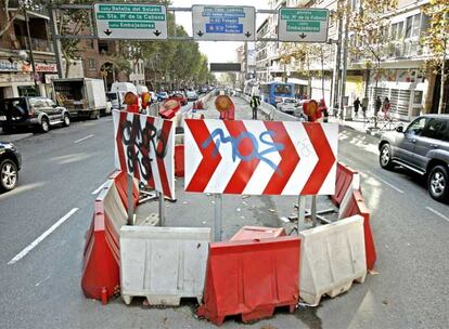 ¿SERÁN LAS ÚLTIMAS? Los vecinos de Santa María de la Cabeza han visto su calle permanentemente en obras durante la última década. El Ayuntamiento, tras soterrar parte de la M-30, decidió ampliar el túnel de esta arteria hasta el puente de Praga a petición de los residentes. El sábado está previsto que abran al tráfico todos los carriles en superficie.