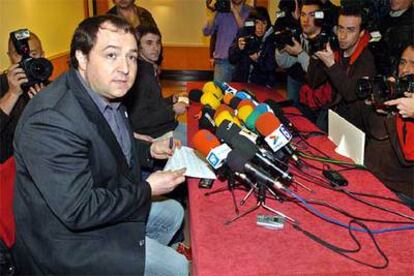 El dirigente de la ilegalizada Batasuna, Pernando Barrena, momentos antes de la conferencia de prensa.