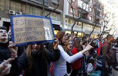 Grupos de j&oacute;venes se han concentrado ante la vivienda del expresidente de la Generalitat, Francisco Camps.