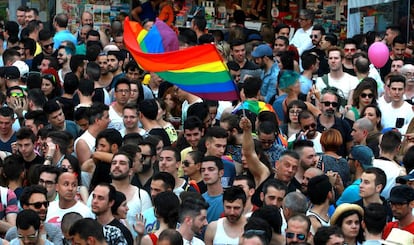 Una bandera arco &iacute;ris en las fiestas del Orgullo Gay, en Madrid.