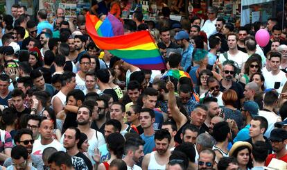 Una bandera arco &iacute;ris en las fiestas del Orgullo Gay, en Madrid.