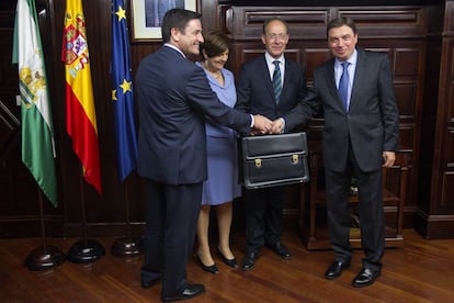 Josefina Cruz y Juan Jos&eacute; D&iacute;az Trillo entregan la cartera de Medio Ambiente y agricultura a Luis Planas.