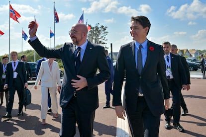 El primer ministro canadiense, Justin Trudeau, y el presidente del Consejo Europeo, Charles Michel, asisten a la ceremonia del 80º aniversario del desembarco del Día D en el Centro Juno Beach, en Normandía. 