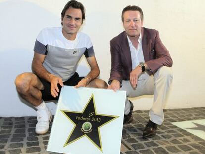 El director del torneo de Halle y Federer con la placa que reconoce al suizo como ganador de 2013. 