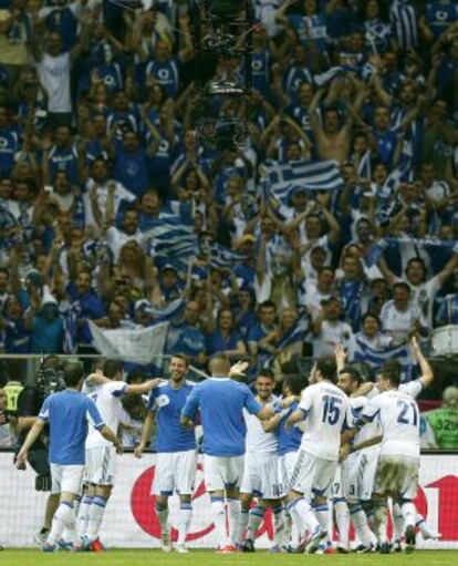 Jugadores de Grecia celebran su victoria ante Rusia y el pase a cuartos.