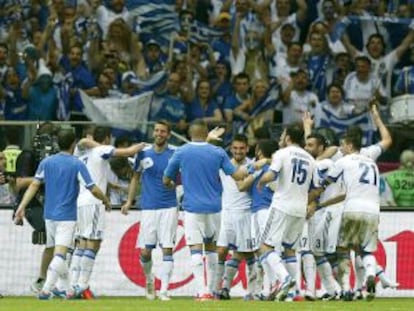 Jugadores de Grecia celebran su victoria ante Rusia y el pase a cuartos.