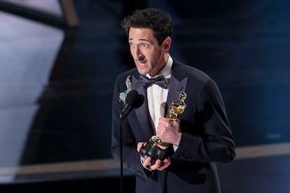 Adrien Brody recoge el Oscar por 'The Brutalist'.