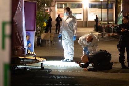 Miembros de la policía y expertos forenses trabajan en la búsqueda de indicios que puedan llevarle hacia el autor de las tres muertes, en la ciudad alemana de Solingen, en la madrugada de este 24 de agosto.