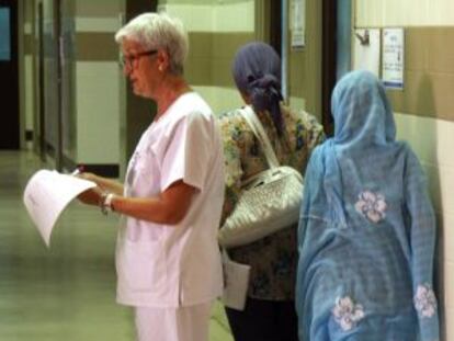 Inmigrantes en un centro de salud madrile&ntilde;o. 