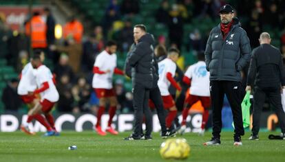 Klopp y Lijnders, este en segundo término, ayer durante el calentamiento ante el Norwich.