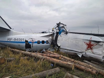 Los restos del aparato siniestrado este domingo en Menzelinsk, en Rusia.