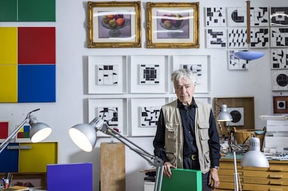 El diseñador José María Cruz Novillo, en su estudio en Madrid.