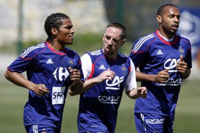 Malouda, Ribery y Henry, en un entrenamiento de la selección francesa en Tignes.