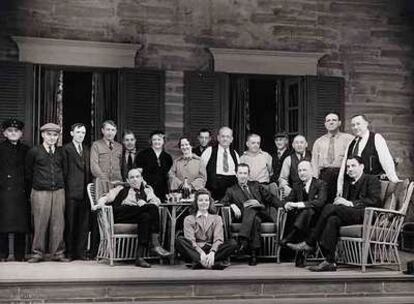 Katherine Hepburn posa con el equipo de la película <i>Historias de Filadelfia,</i> que rodó en 1940 bajo la dirección de George Cukor.