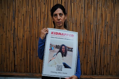 Shirit Yerushalmi sostiene un cartel en el que aparece la imagen de su hija, Eden Yerushalmi, el martes en su casa de Tel Aviv.