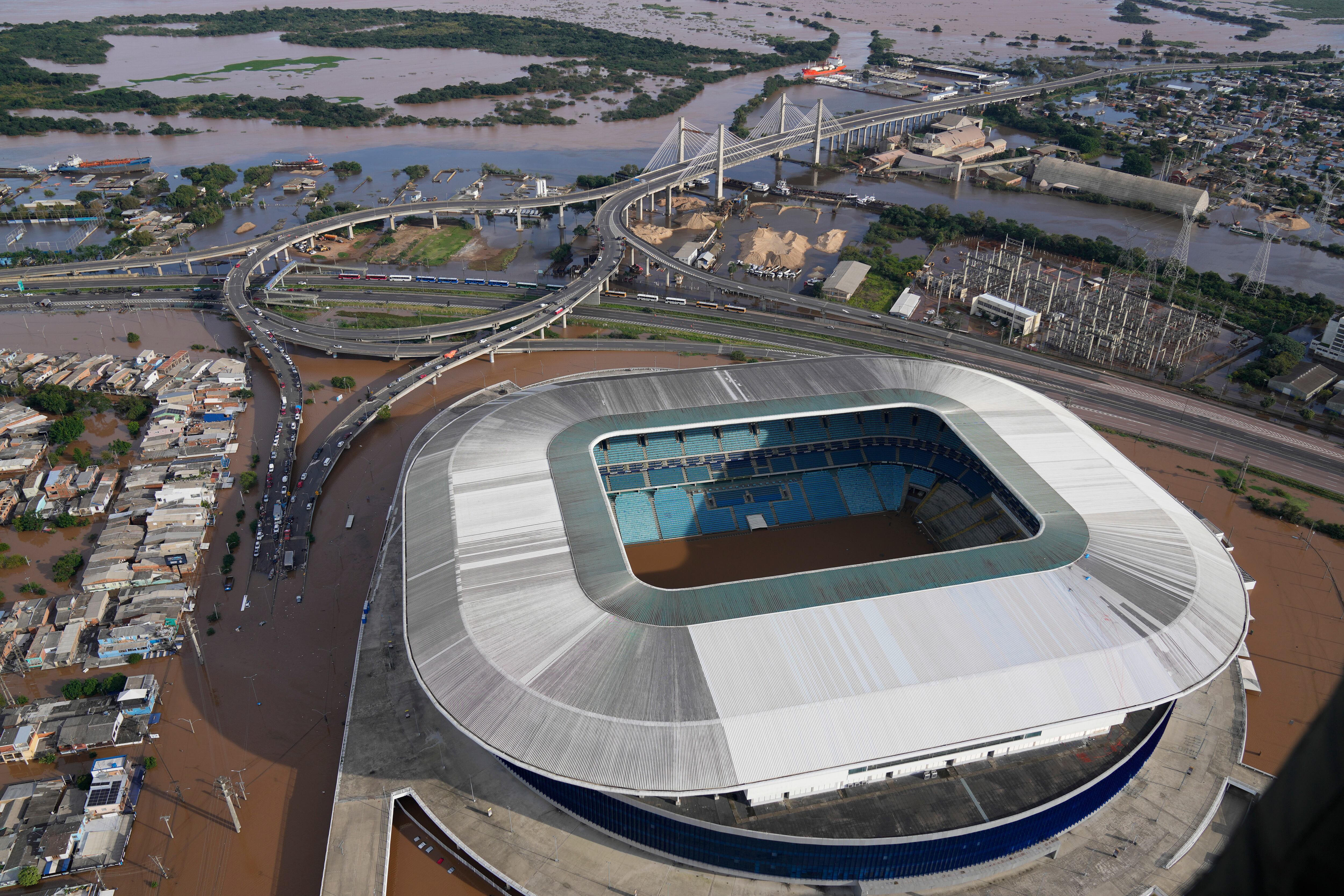 Vista del Gremio Arena y sus alrededores rodeados afectados por las fuertes lluvias en Porto Alegre, el 8 de mayo. 