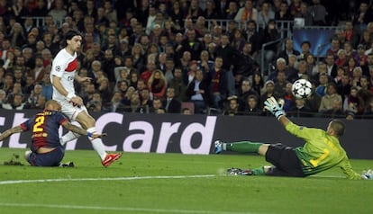 Pastore supera a Valdés en la acción del gol del PSG.