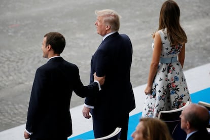 O presidente francês Emmanuel Macron, Donald Trump e a primeira dama, Melania Trump, assistem ao desfile militar do Dia da Bastilla na Avenida Champs-Élysées, em Paris, França, no dia 14 de julho de 2017.