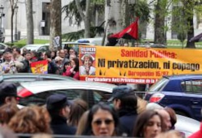 Protestas en Madrid contra el copago farmac&eacute;utico y la privatizaci&oacute;n de la gesti&oacute;n de la sanidad.