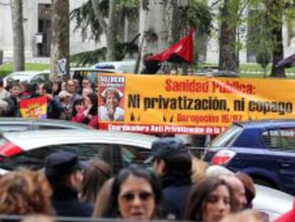 Protestas en Madrid contra el copago farmac&eacute;utico y la privatizaci&oacute;n de la gesti&oacute;n de la sanidad.