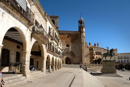 Plaza Mayor (Trujillo, Cáceres). Es el epicentro de la localidad cacereña, catalogada como bien de interés cultural e integrada en la red de Los Pueblos más Bonitos de España. Trujillo forma parte de la Ruta de los Conquistadores. Allí nacieron Orellana, explorador del río Amazonas, y Francisco Pizarro, cuya estatua ecuestre de bronce preside este espacio cerrado por casas del XIX, la iglesia de San Martín y varios palacios renacentistas con blasones y nidos de cigüeñas. En sus soportales está el emblemático mesón La Troya. 