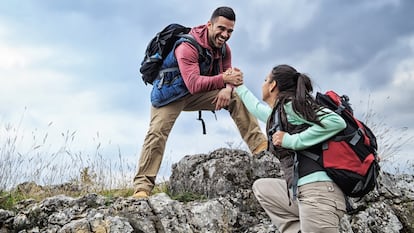 Artículo de EL PAÍS Escaparate que describe los pantalones de trekking superventas para hombre y mujer de secado rápido