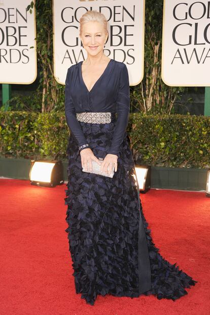 Helen Mirren con un cinturón joya y un traje azul noche de Badgley Mischka complementado con joyas de Fred Leighton y stilettos de Jimmy Choo.