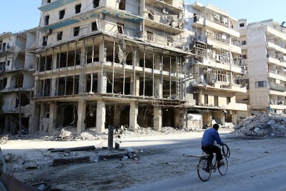 Un hombre pasa frente a un edificio bombardeado en Alepo, el 19 de octubre.