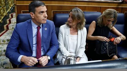 Desde la izquierda, el presidente del Gobierno, Pedro Sánchez junto a la vicepresidenta tercera del Gobierno y ministra de Transición Ecológica, Teresa Ribera y la vicepresidenta segunda y ministra de Trabajo, Yolanda Díaz.