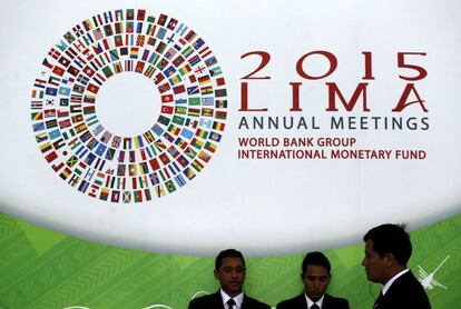 Asistentes a la asamblea del FMI y del Banco Mundial en Lima (Perú).