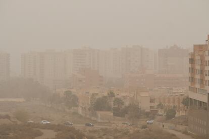 Lluvia y calima en Almería, esta mañana.