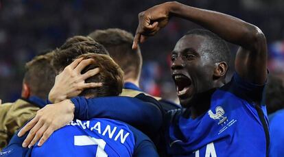 Matuidi señala a Griezmann tras su gol.