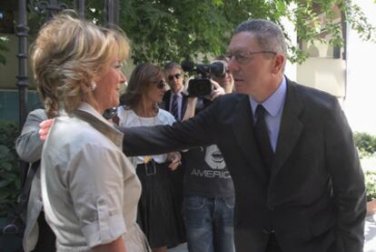 Esperanza Aguirre saluda a Alberto Ruiz-Gallardón antes de la inauguración de un centro de innovación del BBVA.