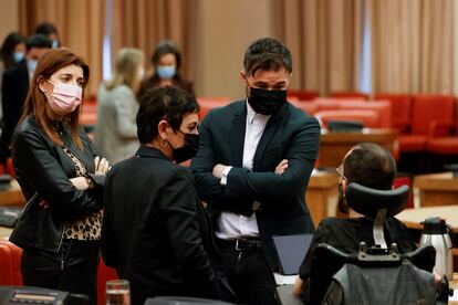 El portavoz del grupo de Esquerra Republicana en el Congreso, Gabriel Rufián, habla con la portavoz de EH Bildu, Mertxe Aizpurua (de espaldas), y Pablo Echenique, portavoz del Grupo Confederal UP, el 22 de febrero.