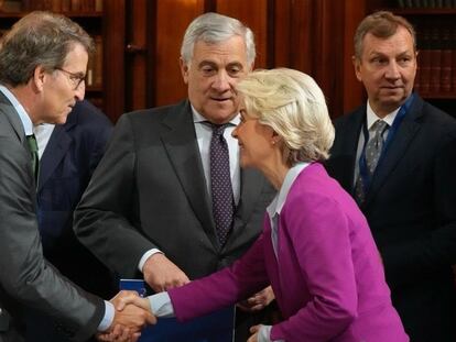 El líder del PP, Alberto Núñez Feijóo, saluda a la presidenta de la Comisión Europea, Ursula von der Leyen, en la reunión del Partido Popular Europea en Bruselas este jueves.