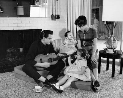 Johnny Cash, con su esposa, Vivian Liberto, y sus hijas Rosanne y Kathy, en 1957.