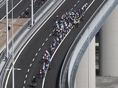El pelotón entra en Génova por la autopista del puente de San Giorgio.