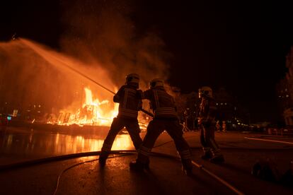 Los bomberos durante la Cremà de la falla del Ayuntamiento de Valencia.