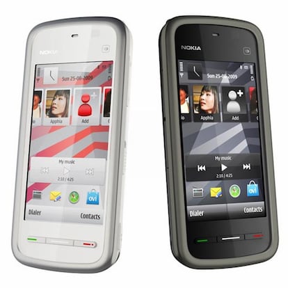Uno de sus éxitos más recientes. Nokia 5230 dijó adiós a las teclas y apostó por la música. Todavía aparece en la web de la compañía. Nacido en 2010 superó 150 millones de unidades vendidas.