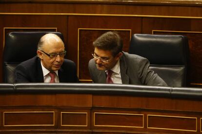 Los ministros de Hacienda, Crist&oacute;bal Montoro y de Justicia, Rafael Catal&aacute;, en el Congreso de los Diputados para la aprobaci&oacute;n de los presupuestos.
 
 