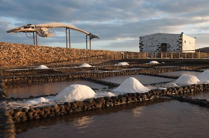 Las salinas del Carmen, en Antigua, un patrimonio etnográfico de 1800 situado a diez minutos del aeropuerto de Fuerteventura, se nutren de las olas que rebasan el muro.