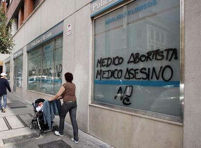 Fachada de la clínica ginecológica que ha desatado la oposición vecinal.