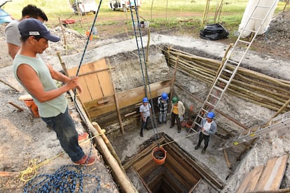 Una profunda excavación en la plataforma superficial de Aguada Fénix que muestra la estructura completa.